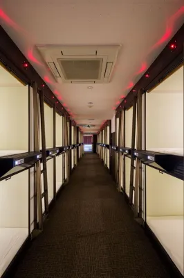 Capsule Hotel Cube Hiroshima Espaces publics Photos