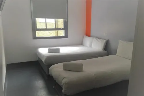 EasyHotel Victoria Photos