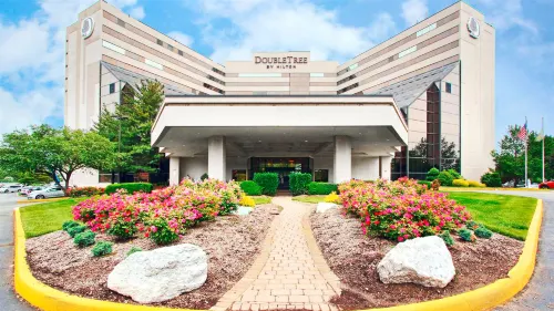 DoubleTree by Hilton Hotel Newark Airport Exterior Photos