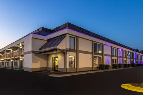 Days Inn & Suites by Wyndham Fort Bragg/Cross Creek Mall Udvendigt Photos