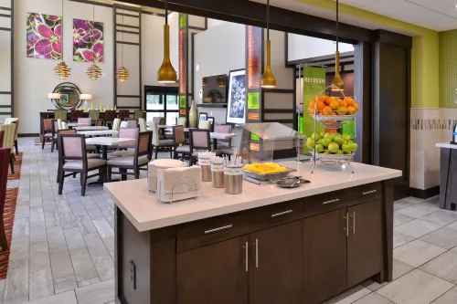 Hampton Inn & Suites Dallas Market Center Restauration Photos