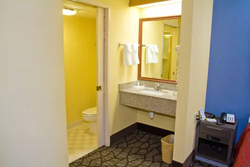 Days Inn by Wyndham Blue Springs Zimmer Photos