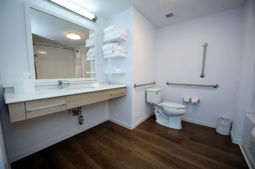 Hampton Inn & Suites by Hilton Truro Rooms Photos