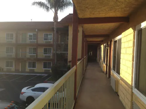 Super 8 by Wyndham Anaheim/Disneyland Drive Рядом с отелем Photos