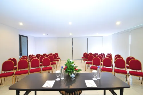 Grand Kuta Hotel and Residence Бизнес-удобства Photos
