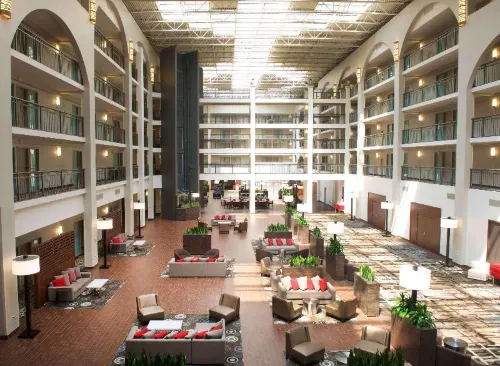 Embassy Suites by Hilton Detroit Livonia Novi بالقرب من الفندق Photos