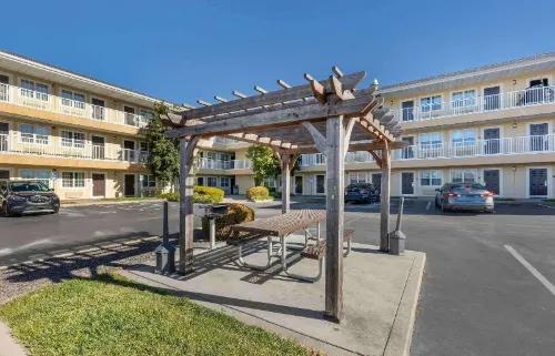 Extended Stay America Suites - St Louis - Westport - E Lackland Rd Рядом с отелем Photos