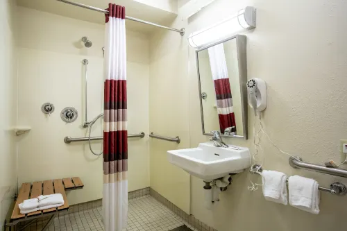 Super 8 by Wyndham Deerfield - Northbrook Rooms Photos