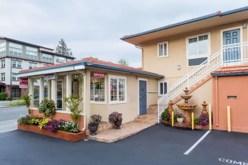 Howard Johnson by Wyndham Berkeley Exterior Photos
