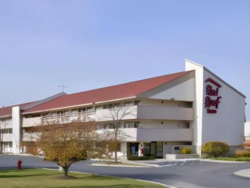 Super 8 by Wyndham Deerfield - Northbrook Exterior Photos