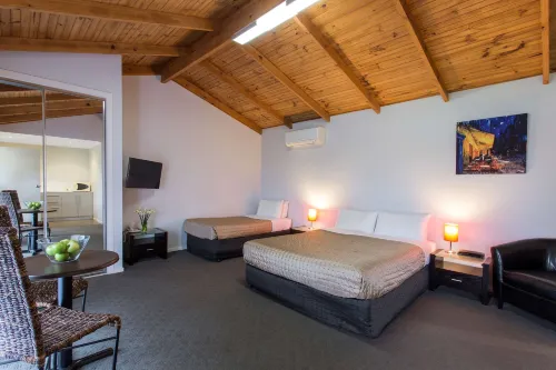 Best Western Colonial Village Motel Rooms Photos