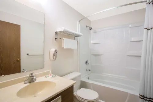 Super 8 by Wyndham Elko Rooms Photos