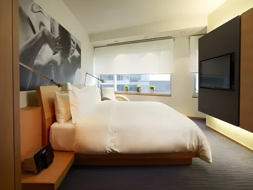 Le Germain Hotel Maple Leaf Square Photos