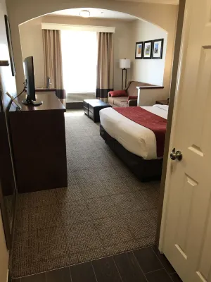 Comfort Suites Near Six Flags Magic Mountain Photos