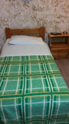 Alma Kamar Photos