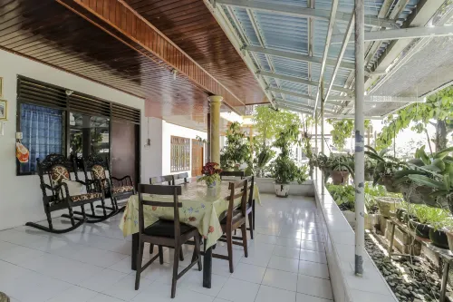 RedDoorz Near Sam Ratulangi Airport Manado Espaces publics Photos
