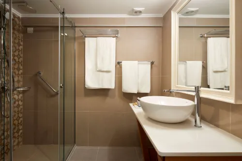 Sea Breeze Santorini Beach Resort, Curio Collection by Hilton Chambres Photos