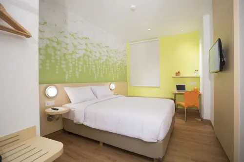 Yello Hotel Jemursari Photos
