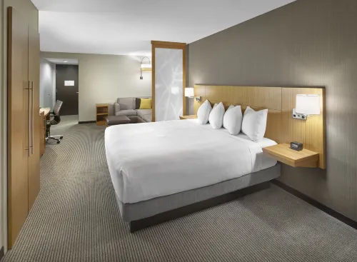DoubleTree by Hilton Edmonton Downtown Rooms Photos