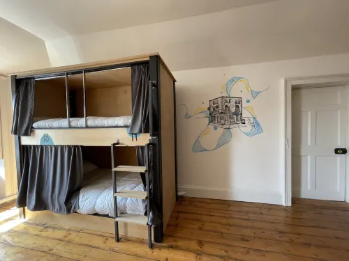 Leevin Hostel George Zimmer Photos