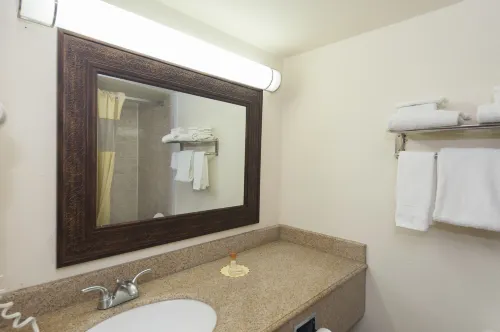 Days Inn & Suites by Wyndham Laredo Camere Photos