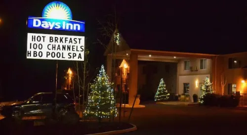Days Inn by Wyndham Williams Ngoại thất Photos