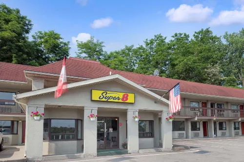 Super 8 by Wyndham Niagara Falls North Exterior Photos