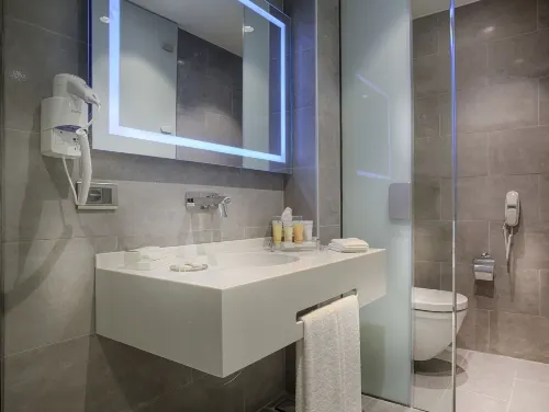 Tav Airport Hotel Izmir Zimmer Photos