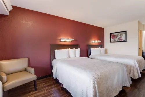 Super 8 by Wyndham Deerfield - Northbrook Rooms Photos