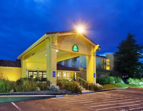 La Quinta Inn & Suites by Wyndham Redding Extérieur Photos