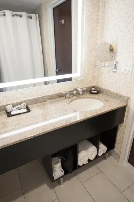 Crowne Plaza Edison Rooms Photos