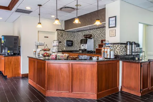 Clarion Hotel & Suites Hamden-New Haven Dining Photos
