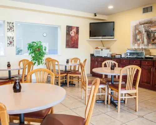 Econo Lodge Old Town Restauration Photos