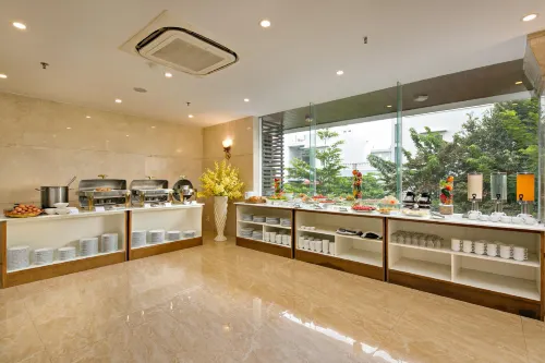 La Beach Hotel Makanan Photos