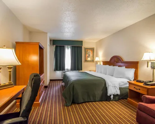 Quality Inn & Suites at Tropicana Field Rooms Photos