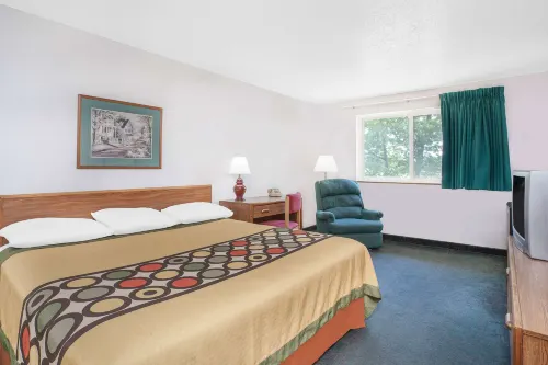 Super 8 by Wyndham Queensbury Glens Falls/Lake George Area Rum Photos