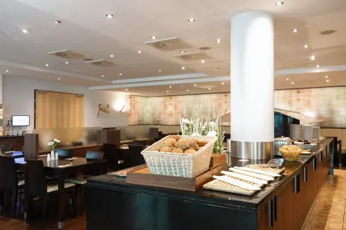 IntercityHotel Wien Restauration Photos