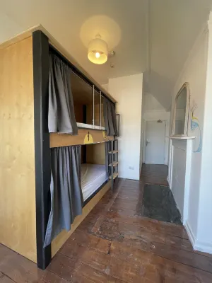 Leevin Hostel George Photos