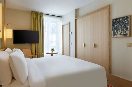 Le Belgrand Hotel Paris Champs Elysees, Tapestry Collection by Hilton Huoneet Photos
