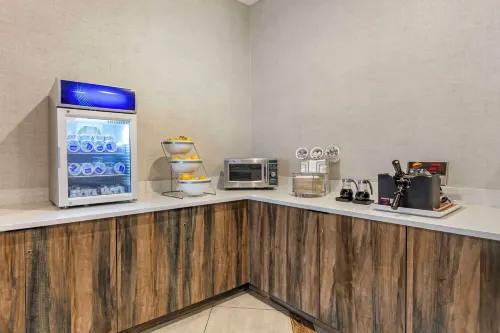 Comfort Inn & Suites Miami International Airport Dining Photos