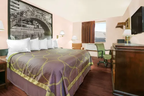 Super 8 by Wyndham San Antonio/I-35 North Photos