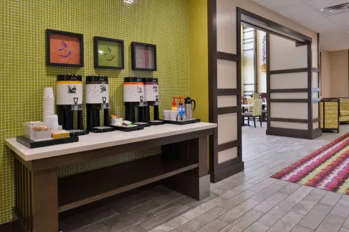 Hampton Inn & Suites Dallas Market Center Restauration Photos