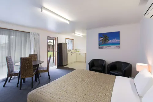Best Western Colonial Village Motel Rooms Photos