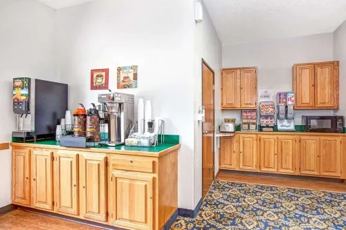 Super 8 by Wyndham Mahwah Dining Photos
