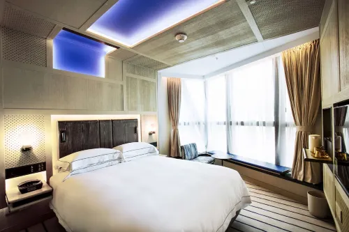 The Emperor Hotel Kamar Photos