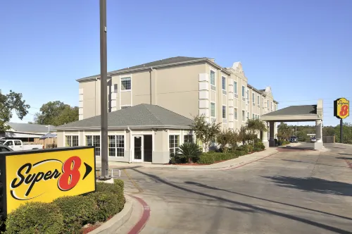 Super 8 by Wyndham Morton Grove/Chicago Featured Photos