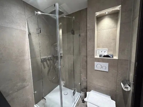 XO Hotels Blue Tower Zimmer Photos