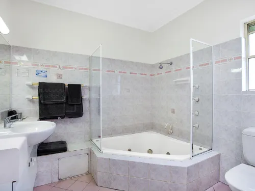 Coopers Colonial Motel Photos