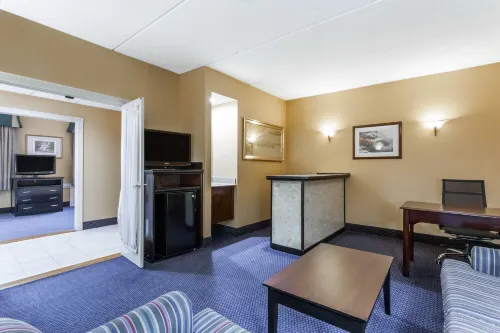 Ramada by Wyndham Newburgh/West Point Rum Photos