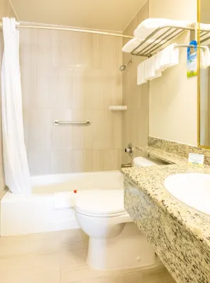 Days Inn by Wyndham Santa Monica Rooms Photos